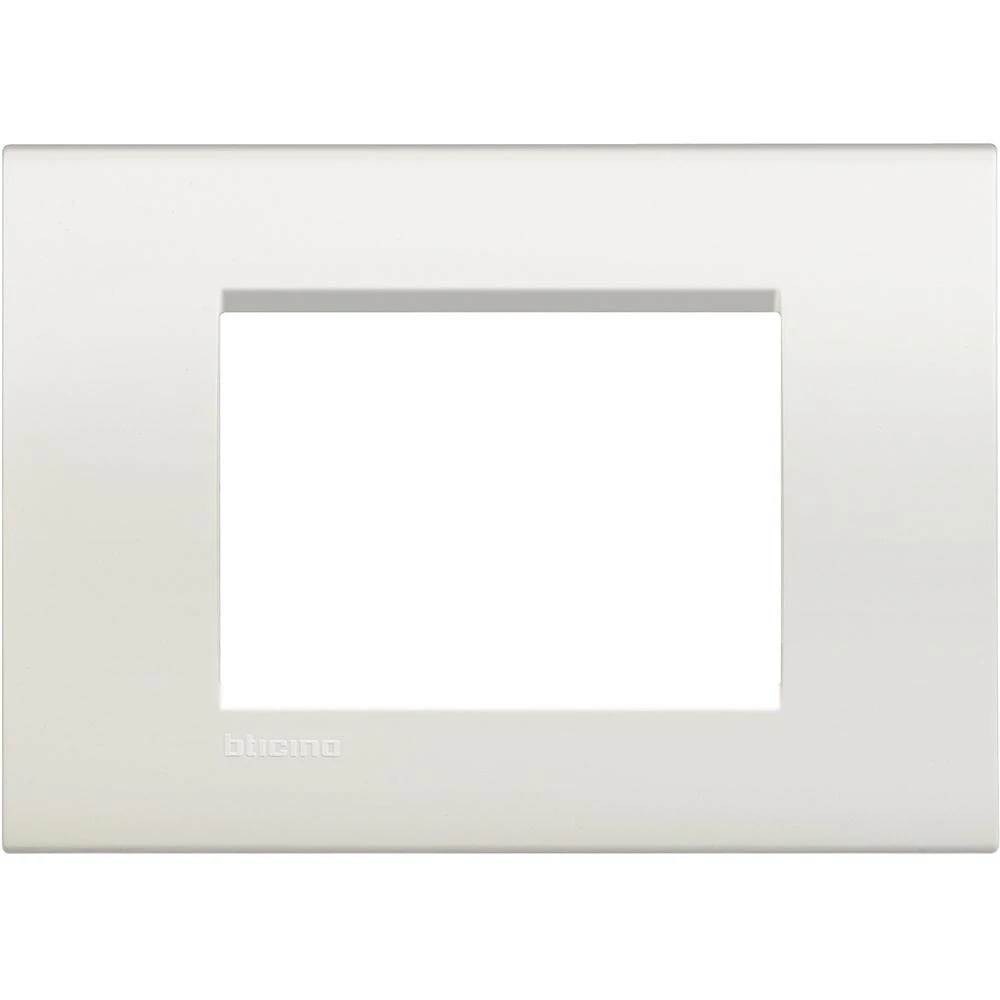  артикул LNA4803BI название Рамка итальянский стандарт 3 мод прямоугольная, цвет Белый, LivingLight, Bticino