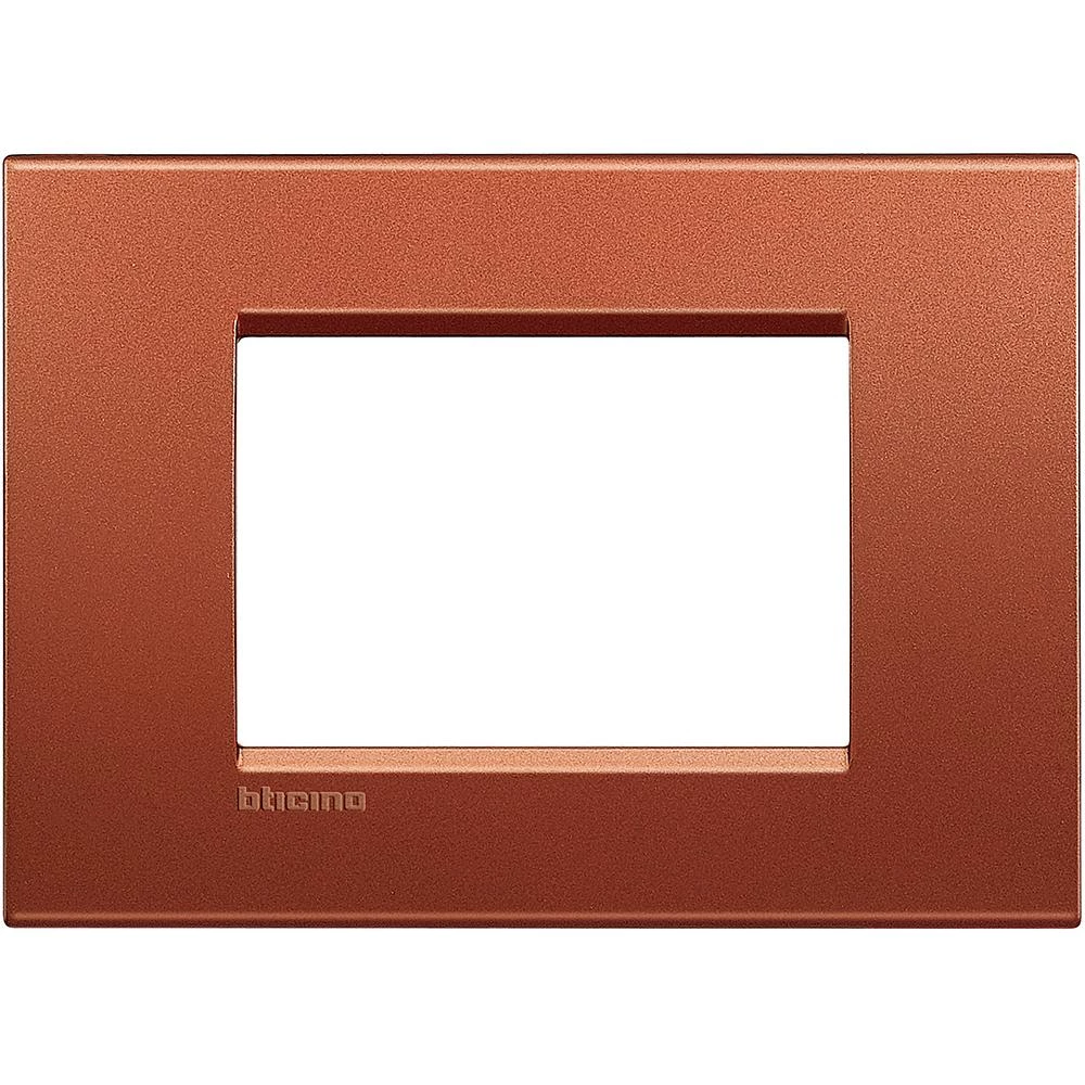  артикул LNA4803RK название Рамка итальянский стандарт 3 мод прямоугольная, цвет Красный шелк, LivingLight, Bticino